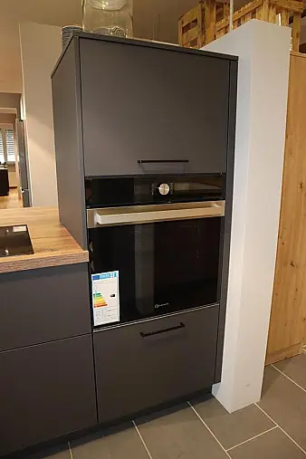 Elegante Dunkle Küche von Interliving – Stil und Qualität vereint