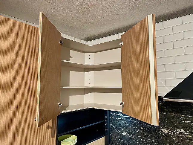 Küche in Fräsrillen-Optik mit Naturstein-Arbeitsplatte