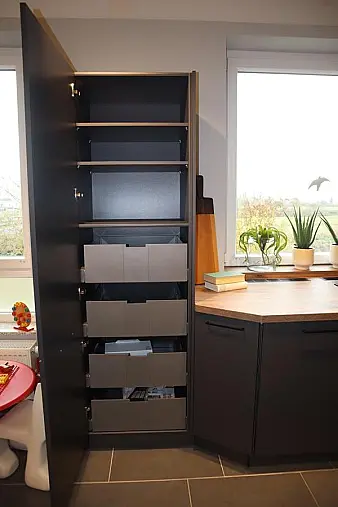 Elegante Dunkle Küche von Interliving – Stil und Qualität vereint