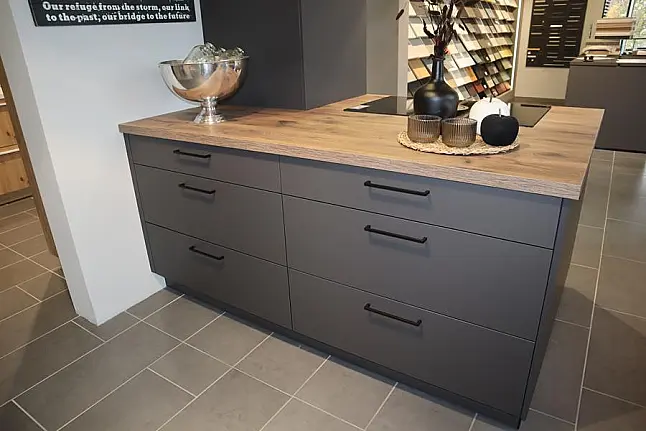 Elegante Dunkle Küche von Interliving – Stil und Qualität vereint
