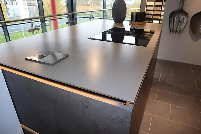 Exklusive Küche mit Edelstahl-Arbeitsplatte – Luxus und Präzision in Perfektion