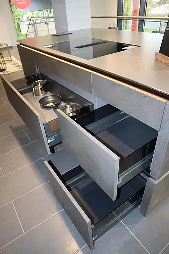 Exklusive Küche mit Edelstahl-Arbeitsplatte – Luxus und Präzision in Perfektion