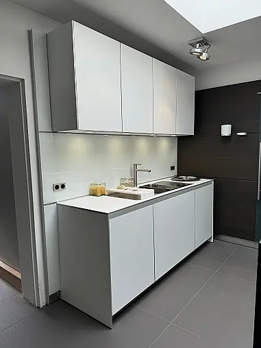Musterküche b3, schwebend