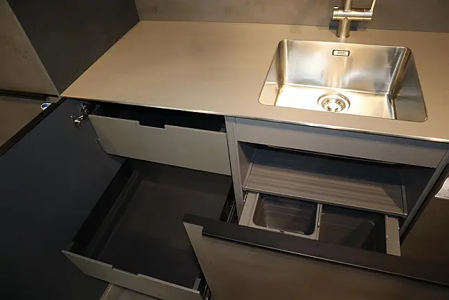Exklusive Küche mit Edelstahl-Arbeitsplatte – Luxus und Präzision in Perfektion