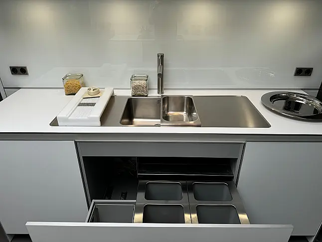 Musterküche b3, schwebend