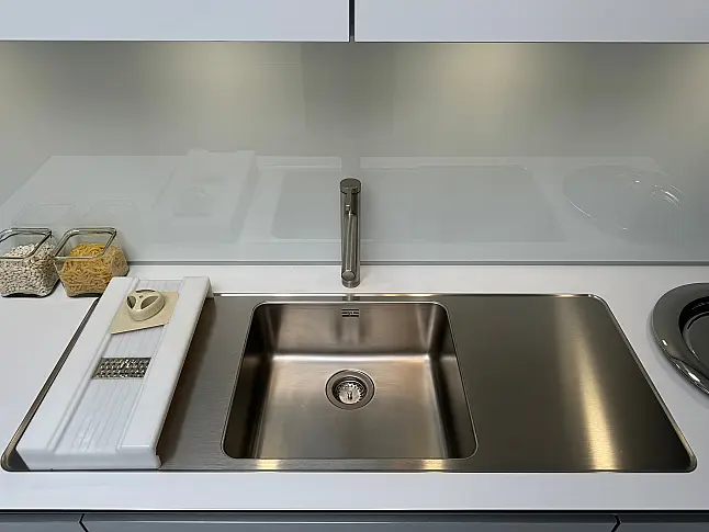 Musterküche b3, schwebend