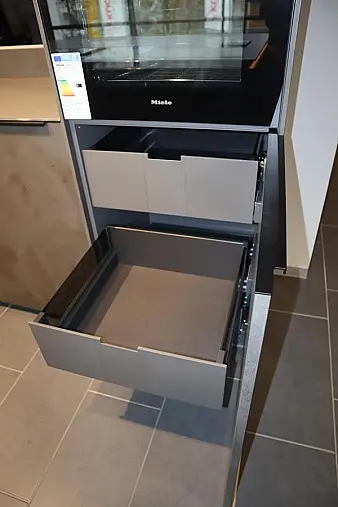 Exklusive Küche mit Edelstahl-Arbeitsplatte – Luxus und Präzision in Perfektion