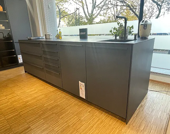 Ton in Ton - Carbongraue Küche + schwarze Arbeitsplatte