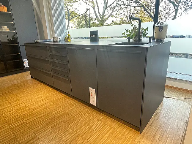 Ton in Ton - Carbongraue Küche + schwarze Arbeitsplatte