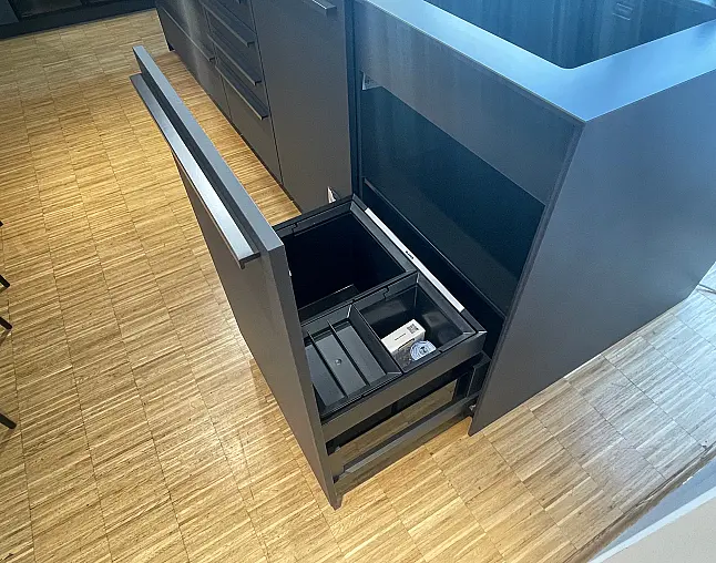 Ton in Ton - Carbongraue Küche + schwarze Arbeitsplatte