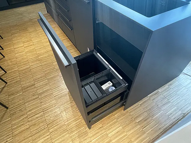 Ton in Ton - Carbongraue Küche + schwarze Arbeitsplatte
