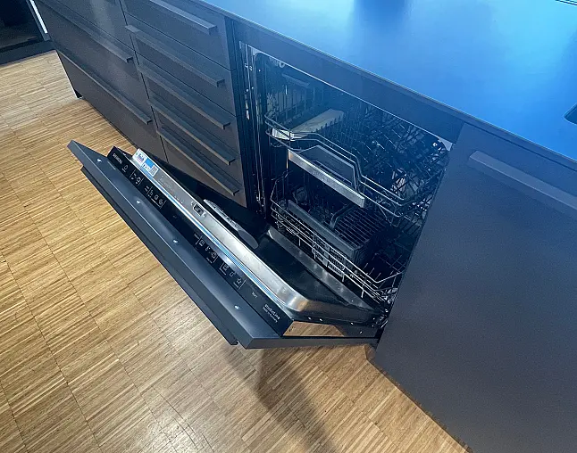 Ton in Ton - Carbongraue Küche + schwarze Arbeitsplatte