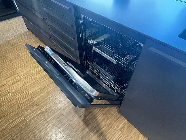 Ton in Ton - Carbongraue Küche + schwarze Arbeitsplatte