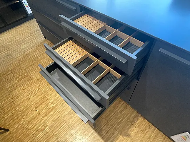 Ton in Ton - Carbongraue Küche + schwarze Arbeitsplatte