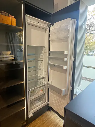 Ton in Ton - Carbongraue Küche + schwarze Arbeitsplatte