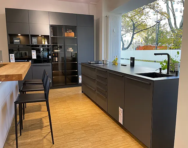 Ton in Ton - Carbongraue Küche + schwarze Arbeitsplatte