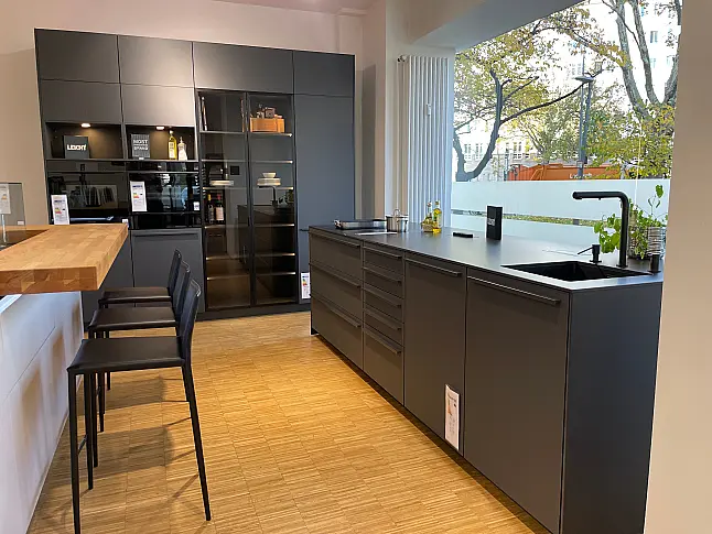 Ton in Ton - Carbongraue Küche + schwarze Arbeitsplatte