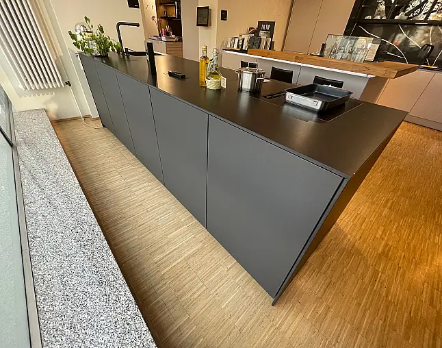 Ton in Ton - Carbongraue Küche + schwarze Arbeitsplatte