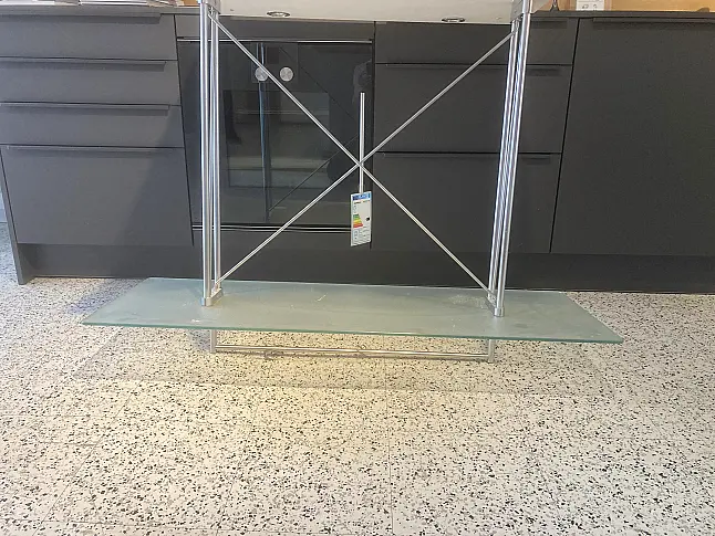 Board mit strukturierter Glasplatte und Metallstreben