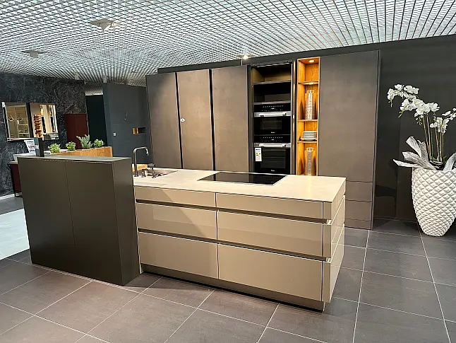 Insellösung mit Designelement + Seitenschanklösung mit Pocketdoors