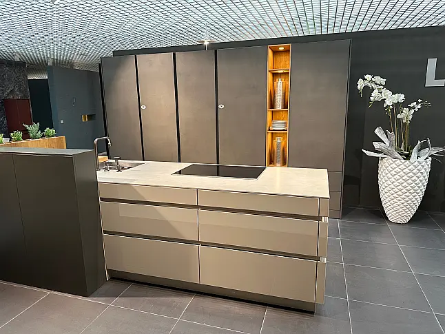 Insellösung mit Designelement + Seitenschanklösung mit Pocketdoors