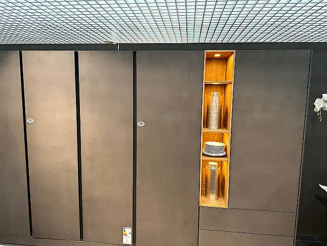 Insellösung mit Designelement + Seitenschanklösung mit Pocketdoors