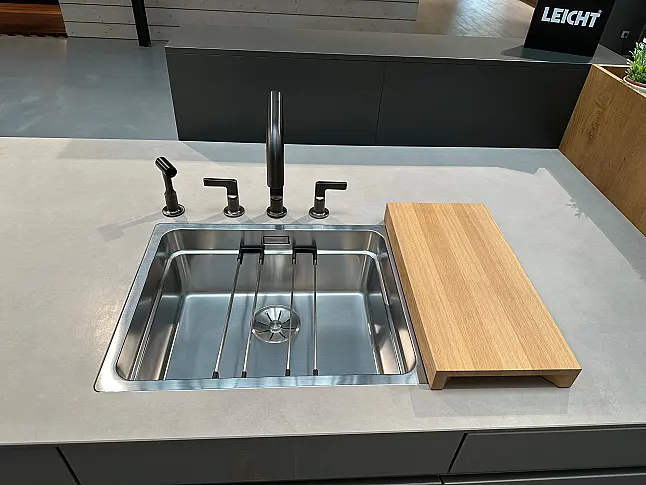 Insellösung mit Designelement + Seitenschanklösung mit Pocketdoors