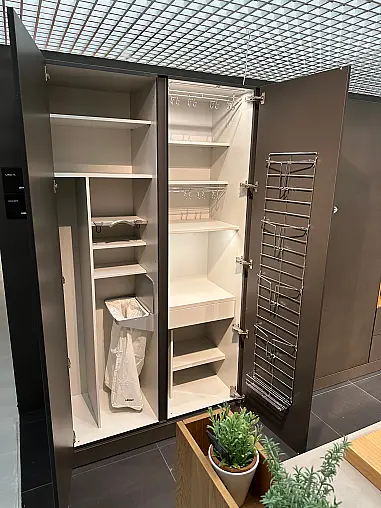 Insellösung mit Designelement + Seitenschanklösung mit Pocketdoors