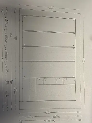 Insellösung mit Designelement + Seitenschanklösung mit Pocketdoors