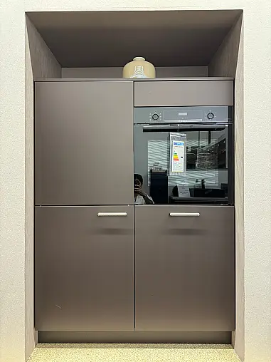 Moderne Küchenzeile mit Hochschrank
