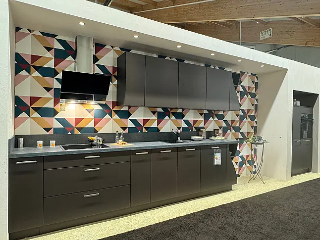 Moderne Küchenzeile mit Hochschrank
