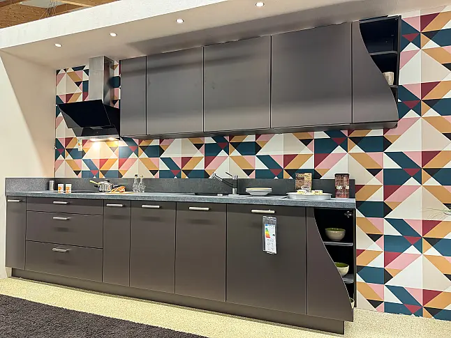 Moderne Küchenzeile mit Hochschrank