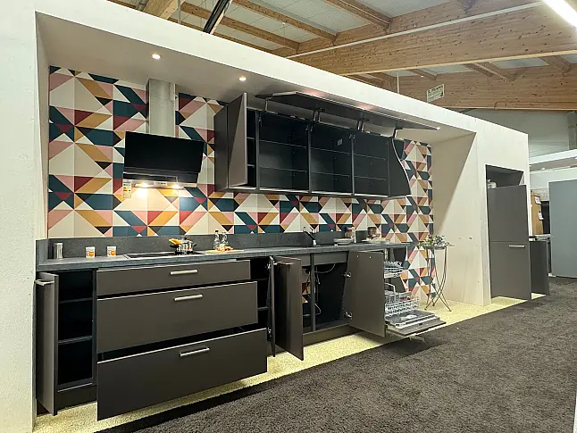 Moderne Küchenzeile mit Hochschrank