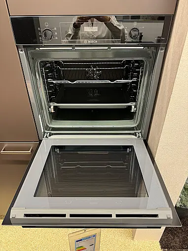 Moderne Küchenzeile mit Hochschrank