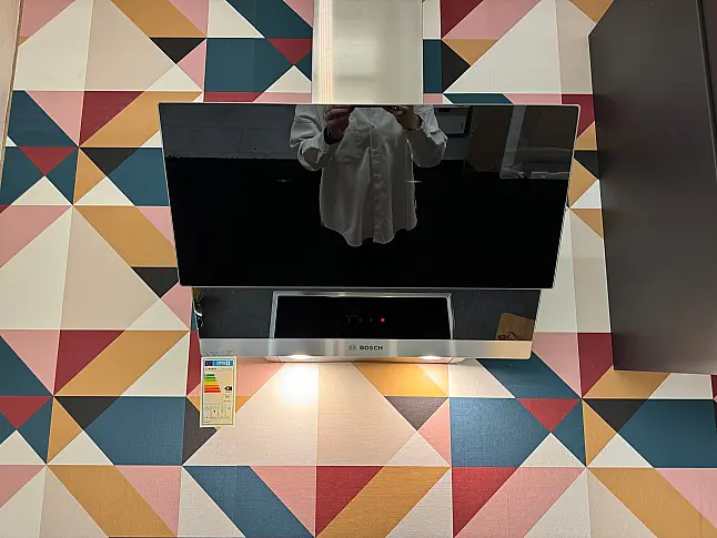 Moderne Küchenzeile mit Hochschrank