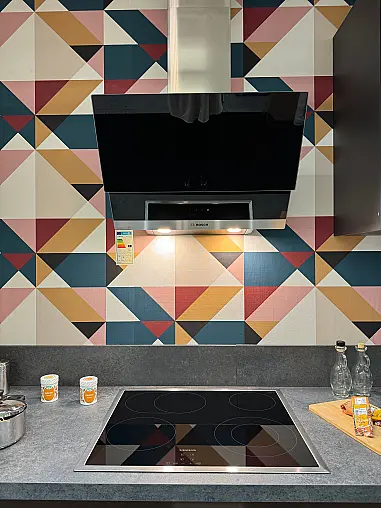 Moderne Küchenzeile mit Hochschrank