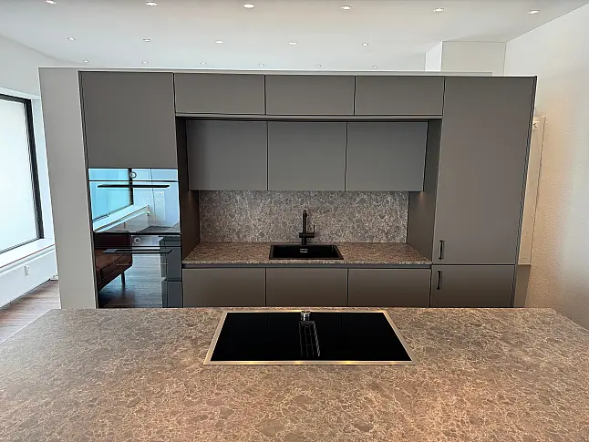 Moderne Designküche mit viel Stauraum in gedeckter Farbkombination und Top Geräten von Gaggenau/V-Zug/Liebherr