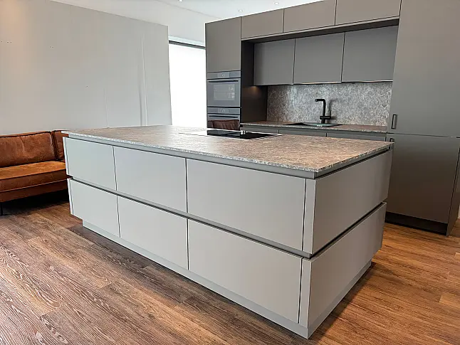 Moderne Designküche mit viel Stauraum in gedeckter Farbkombination und Top Geräten von Gaggenau/V-Zug/Liebherr