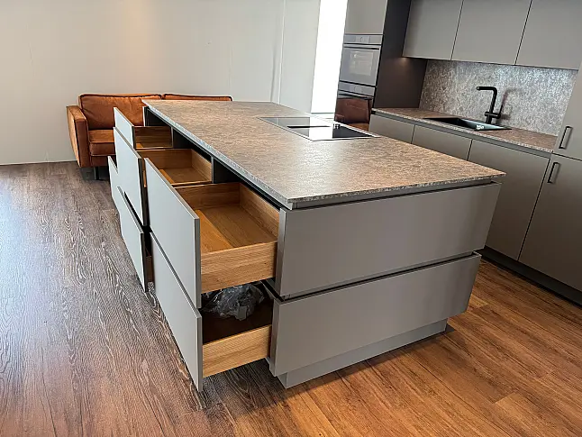 Moderne Designküche mit viel Stauraum in gedeckter Farbkombination und Top Geräten von Gaggenau/V-Zug/Liebherr