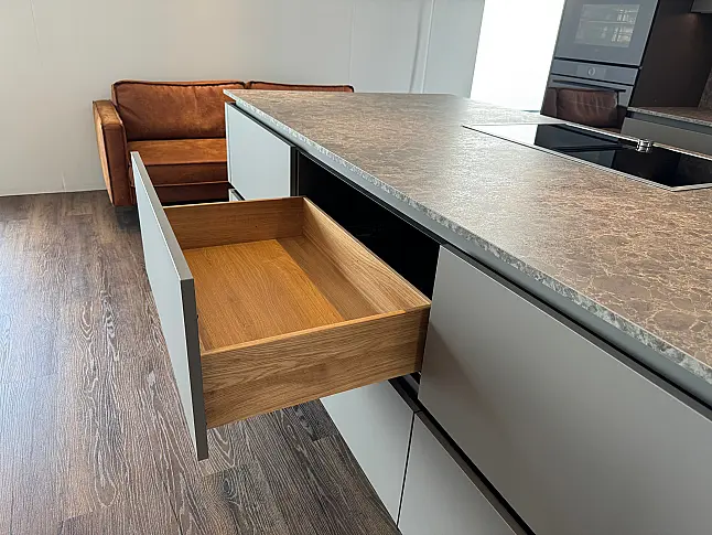 Moderne Designküche mit viel Stauraum in gedeckter Farbkombination und Top Geräten von Gaggenau/V-Zug/Liebherr