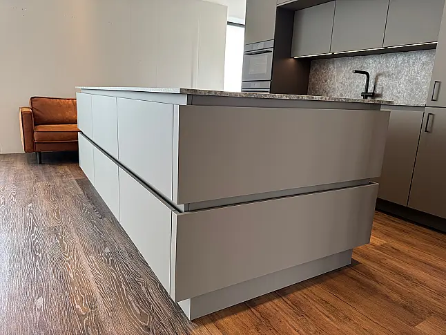 Moderne Designküche mit viel Stauraum in gedeckter Farbkombination und Top Geräten von Gaggenau/V-Zug/Liebherr
