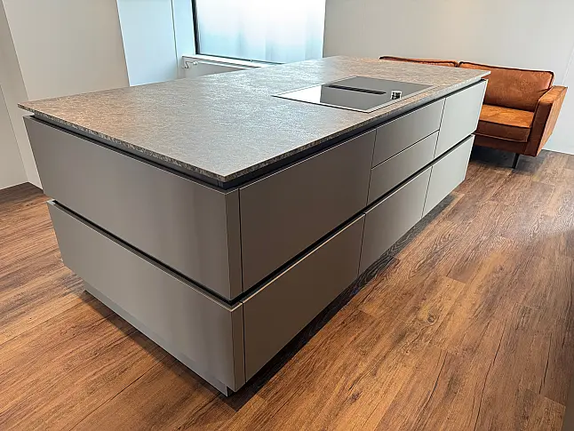 Moderne Designküche mit viel Stauraum in gedeckter Farbkombination und Top Geräten von Gaggenau/V-Zug/Liebherr