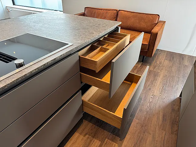 Moderne Designküche mit viel Stauraum in gedeckter Farbkombination und Top Geräten von Gaggenau/V-Zug/Liebherr