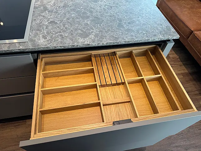 Moderne Designküche mit viel Stauraum in gedeckter Farbkombination und Top Geräten von Gaggenau/V-Zug/Liebherr