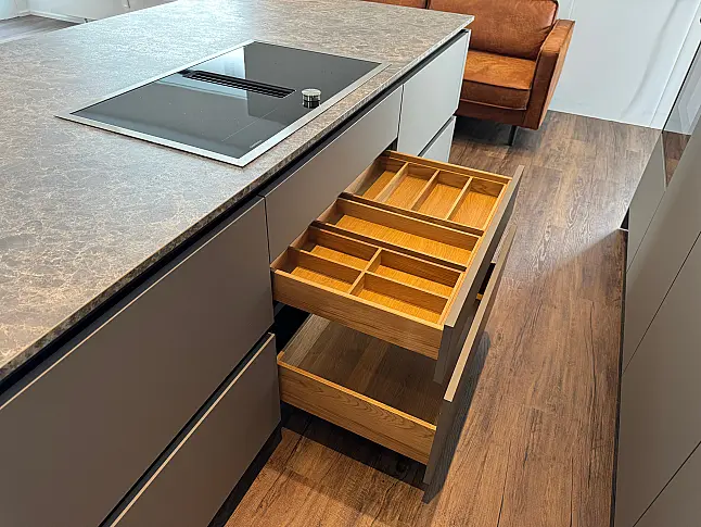 Moderne Designküche mit viel Stauraum in gedeckter Farbkombination und Top Geräten von Gaggenau/V-Zug/Liebherr