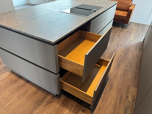 Moderne Designküche mit viel Stauraum in gedeckter Farbkombination und Top Geräten von Gaggenau/V-Zug/Liebherr