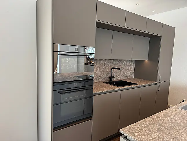 Moderne Designküche mit viel Stauraum in gedeckter Farbkombination und Top Geräten von Gaggenau/V-Zug/Liebherr