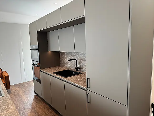 Moderne Designküche mit viel Stauraum in gedeckter Farbkombination und Top Geräten von Gaggenau/V-Zug/Liebherr