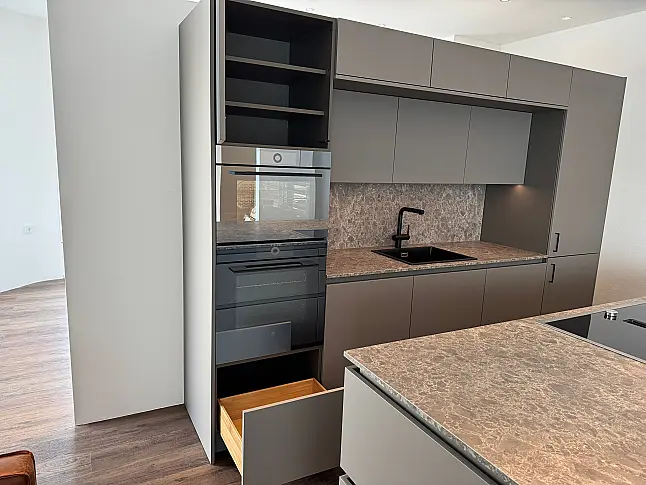 Moderne Designküche mit viel Stauraum in gedeckter Farbkombination und Top Geräten von Gaggenau/V-Zug/Liebherr
