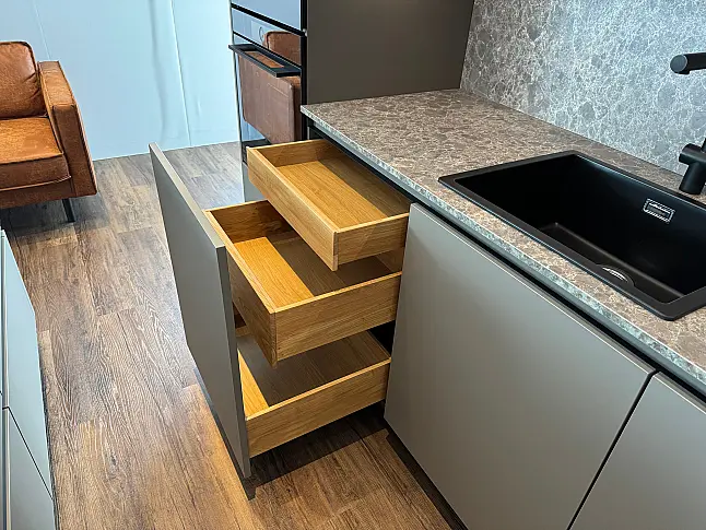 Moderne Designküche mit viel Stauraum in gedeckter Farbkombination und Top Geräten von Gaggenau/V-Zug/Liebherr